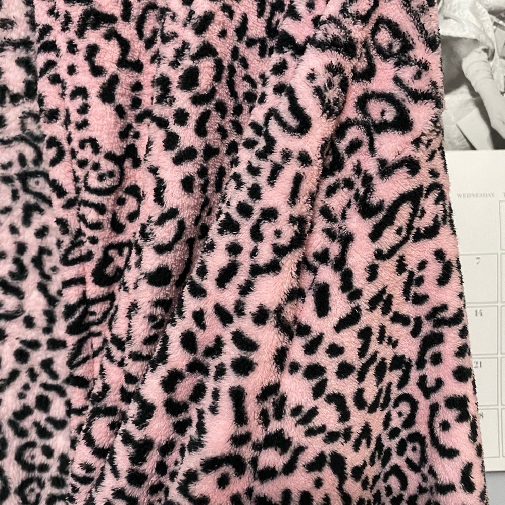 Robe - Picture 2 of 4